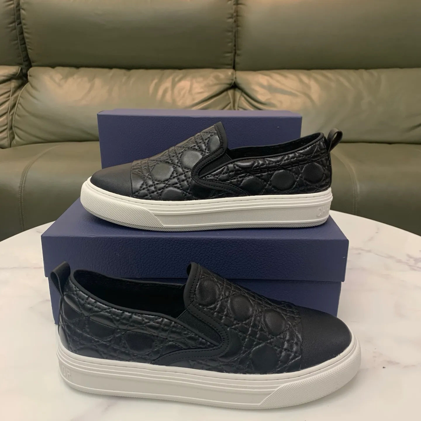 Men's men's shoes 💰400 [New style] 🧁🧁 Dior (velvet lining and leather lining are preferred when ordering) D's new product is on the market, full first-layer calfskin with embroidered classic diamond pattern D's craftsmanship, high-end and classy, ​​comfortable on the feet, versatile to wear, full of three-dimensional sense, available in 4 colors: black, coffee, gray and khaki, size: 39-44 (45 can be customized, cannot be returned)
